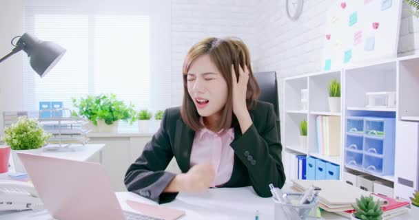 Estrés y mujer de negocios enojado — Vídeos de Stock