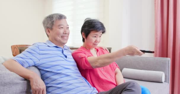 Eldely couple regarder la télévision — Video