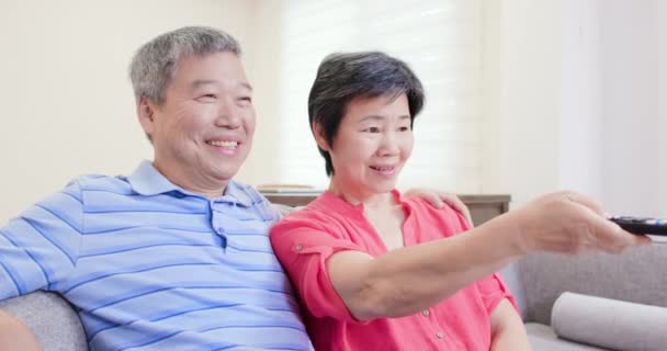 Eldely couple regarder la télévision — Video