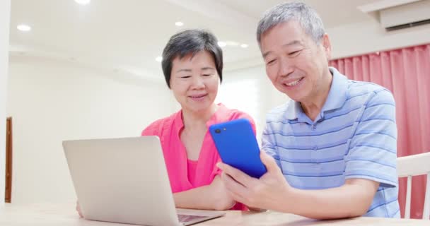 Γηραιότερος ζευγάρι χρησιμοποιούν έξυπνο τηλέφωνο — Αρχείο Βίντεο