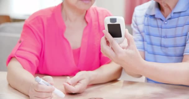 Elder couple measure blood glucose — Stock Video