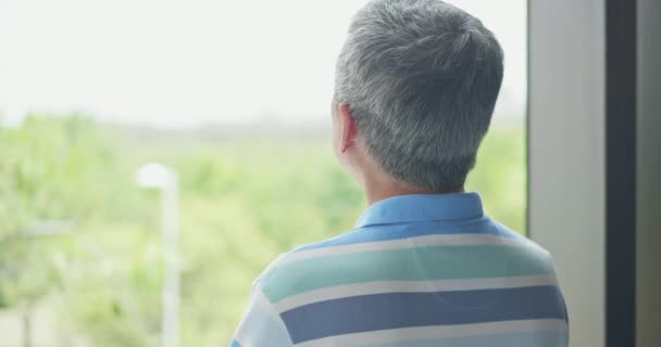 Vieil homme regarder par la fenêtre — Video