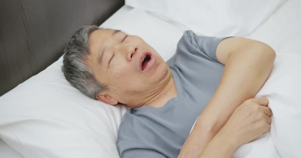 Homem mais velho ronca à noite — Vídeo de Stock