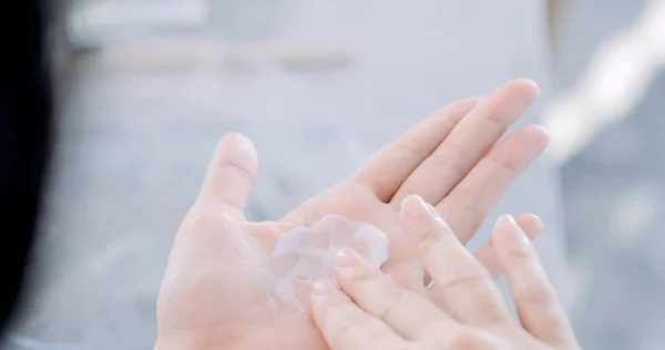 Schönheit Frau verwenden Creme oder Lotion — Stockfoto