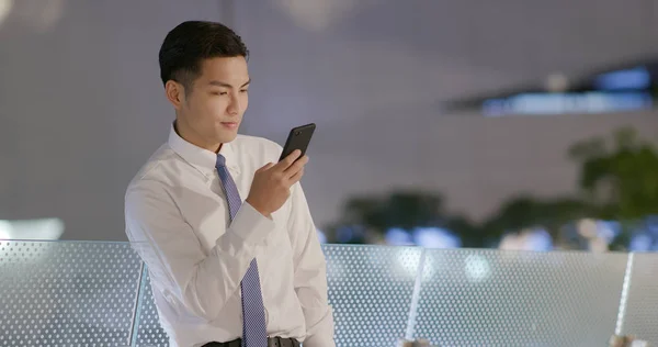 Бізнесмен використовує телефон на відкритому повітрі — стокове фото