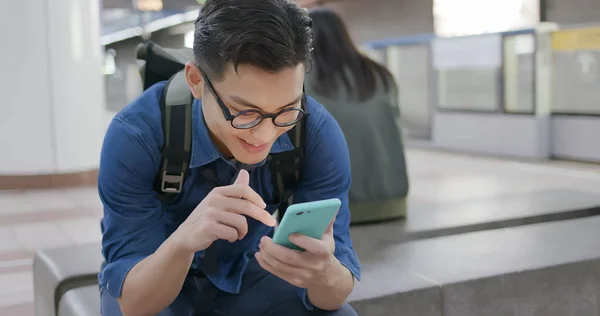 若い男は電話を使う — ストック写真