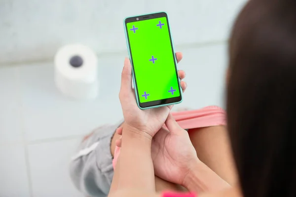 Smarttelefon med grønn skjerm – stockfoto