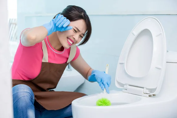 女人刷厕所 — 图库照片