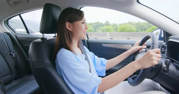 Aziatische vrouw rijden auto — Stockfoto