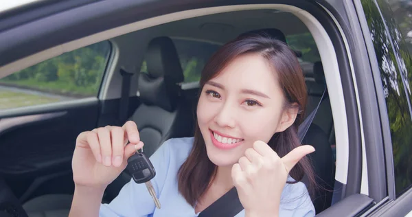Asyalı kadın araba anahtarı tutun — Stok fotoğraf