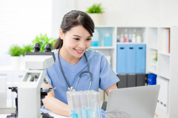 Veterinär använda laptop — Stockfoto