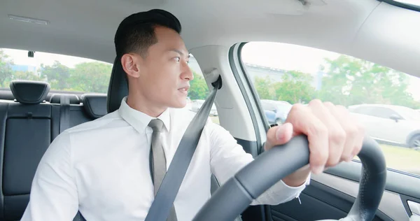 Biznes azjatycki człowiek jazdy samochód — Zdjęcie stockowe