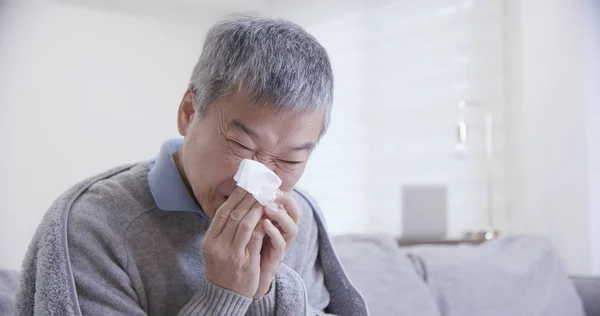 年老んだアジア人の男は風邪をひく — ストック写真