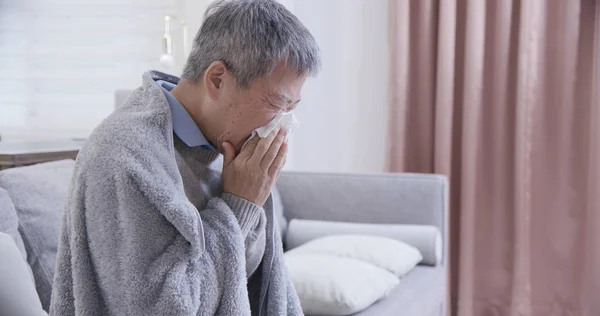 Asiático ancianos enfermo hombre estornudo —  Fotos de Stock