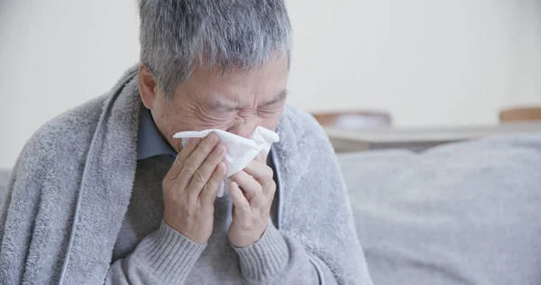 Asiatischer alter kranker Mann niest — Stockfoto