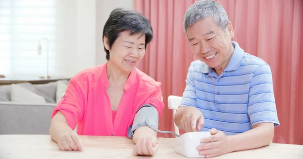 Ouderling couple gebruik Blood manometer — Stockfoto