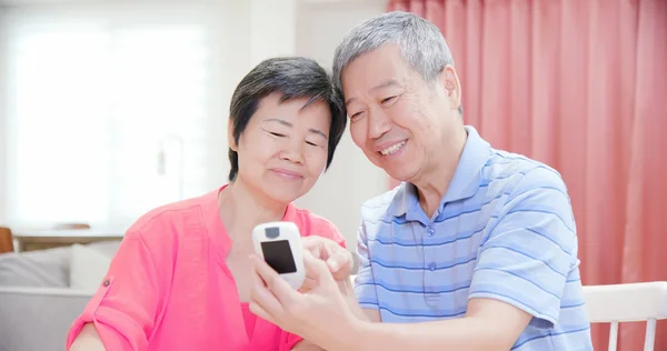 Elder couple measure blood glucose — Stock Photo, Image