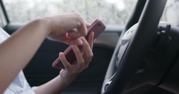 Uso de teléfono inteligente mujer en el coche — Vídeos de Stock