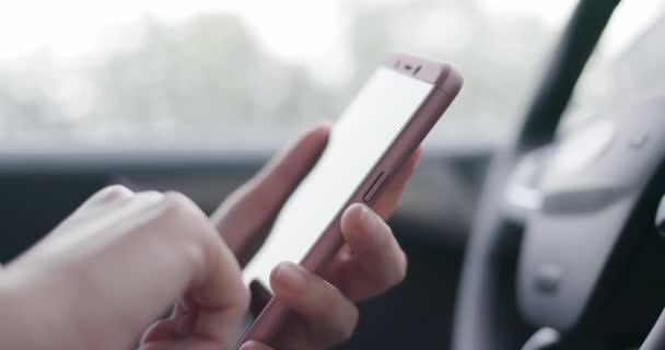 Frau nutzt Smartphone im Auto — Stockvideo