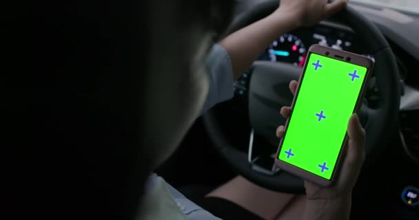 Teléfono de pantalla verde en el coche — Vídeos de Stock