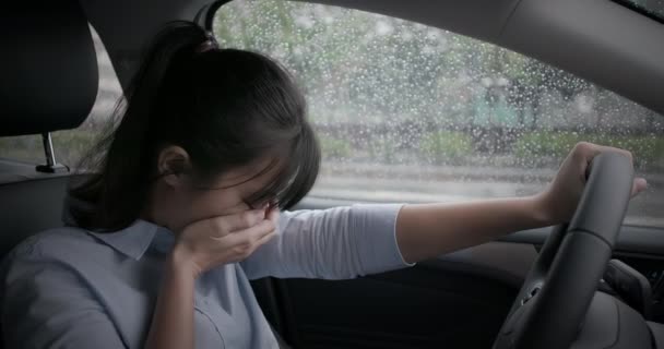 Kadın arabada zorbalık — Stok video