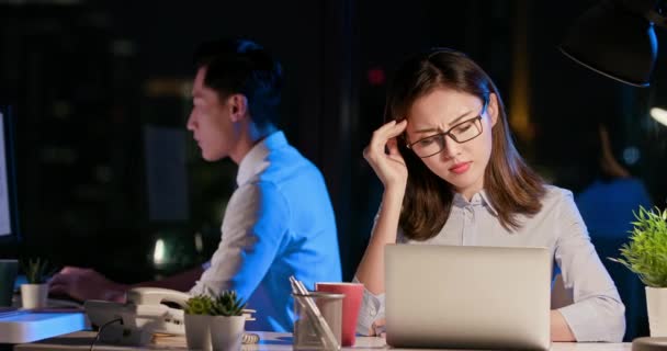 Lavoro straordinario donna d'affari — Video Stock