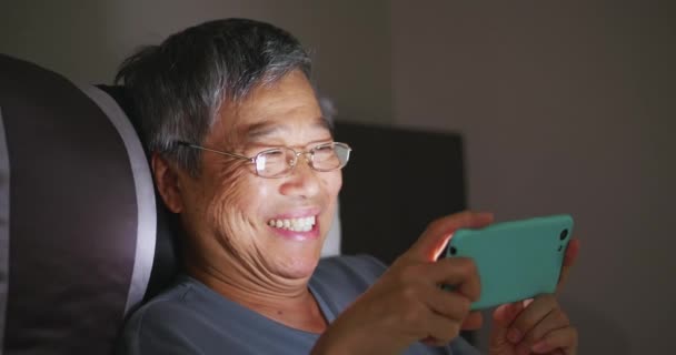Homem assistir vídeo com smartphone — Vídeo de Stock