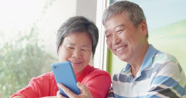 Starý pár používat smartphone — Stock video