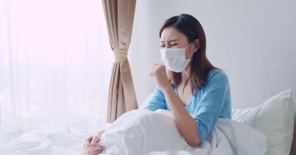 Asiatische Frau hat Halsschmerzen — Stockvideo