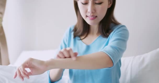 Woman has dry skin — Stock Video