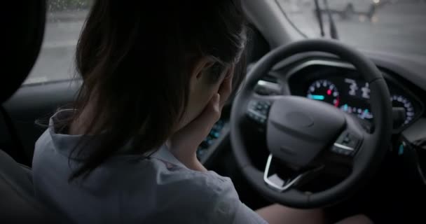 女性は車の中でいじめられる — ストック動画