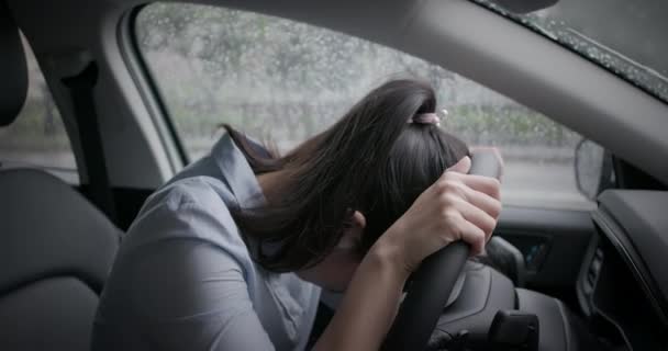 Woman feel depressed in car — Stock Video