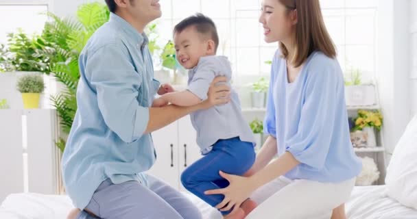 Família feliz beijar seu filho — Vídeo de Stock