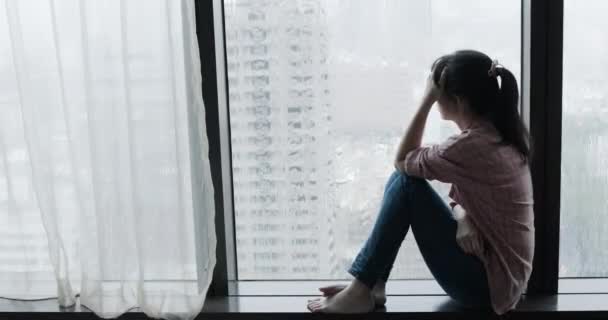 Mujer llorar cerca de la ventana — Vídeo de stock