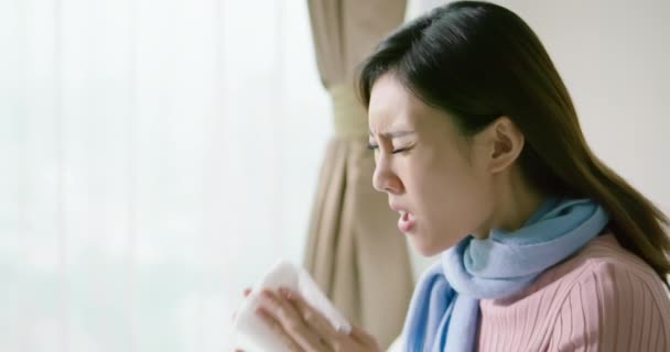 女人流鼻涕 — 图库视频影像
