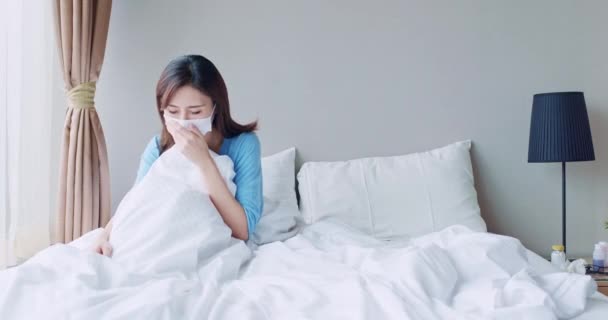 Азиатка кашляла в спальне — стоковое видео