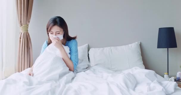 Asian woman cough in bedroom — Stock Video
