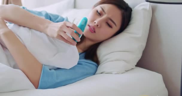 Woman get fever and headache — Stock Video