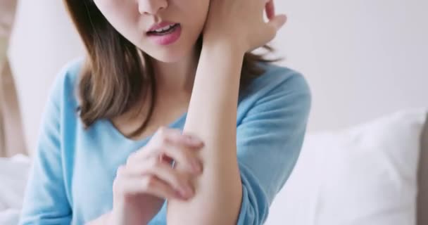 Женщина имеет сухую кожу — стоковое видео