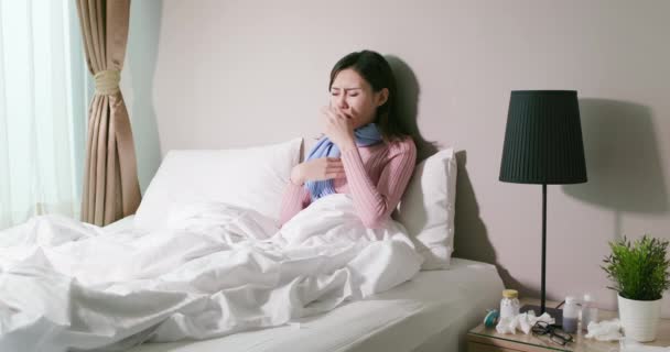 Азіатська жінка має біль у горлі — стокове відео