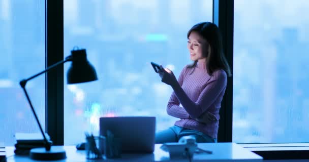 Femme d'affaires regarder la vidéo — Video