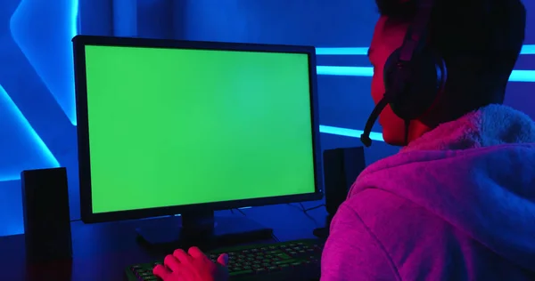 Cyber-Sport-Gamer mit Computer — Stockfoto