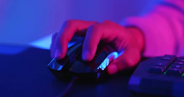 Cyber deporte jugador uso ratón — Foto de Stock