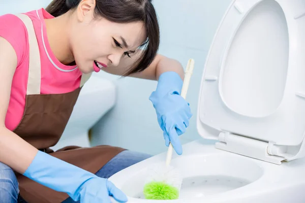 Frau putzt die Toilette — Stockfoto