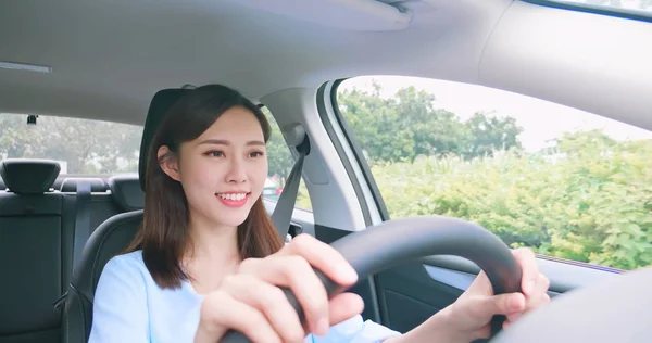 亚洲女人开车 — 图库照片