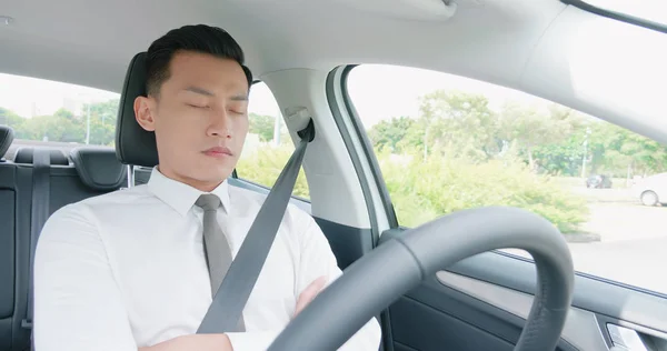 Hombre dormir en coche inteligente — Foto de Stock