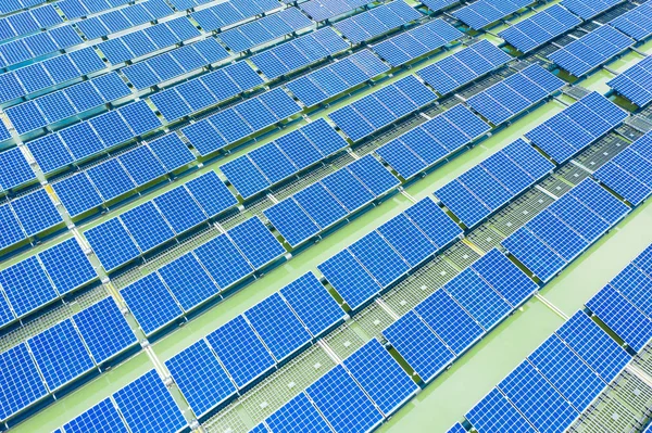 无人机拍摄的太阳能电池板 — 图库照片