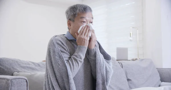 Velho asiático homem obter um frio — Fotografia de Stock