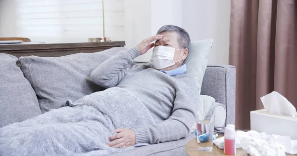 Aziatisch ruw zieke man hoest — Stockfoto