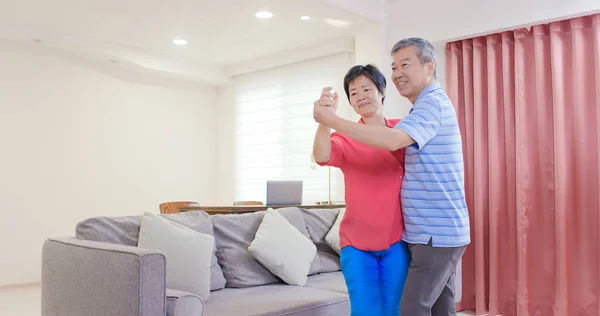 Азиатская пожилая пара танцует вместе — стоковое фото